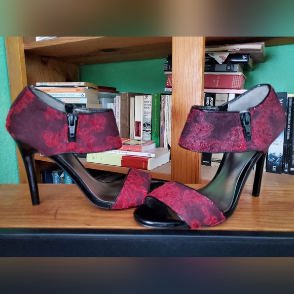 Carlos Floral Red Open Toe Laced Heel💋🌻 - Picture 2 of 5